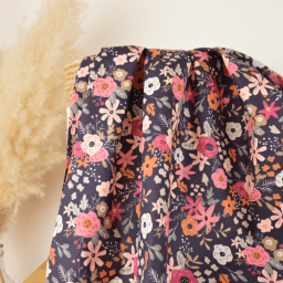 Tissu cretonne coton Olga fleurs roses fond marine