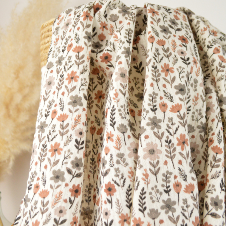 tissu double gaze coton Oeko-Tex Maddy, motif petites fleurs camel et gris sur fond écru
