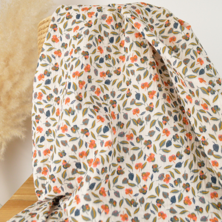 tissu double gaze coton Oeko-Tex Flavie, petites fleurs vertes et orange sur fond latte, idéal couture bébé et vêtements