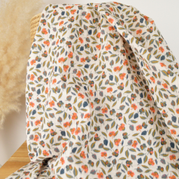 tissu double gaze coton Oeko-Tex Flavie, petites fleurs vertes et orange sur fond latte, idéal couture bébé et vêtements