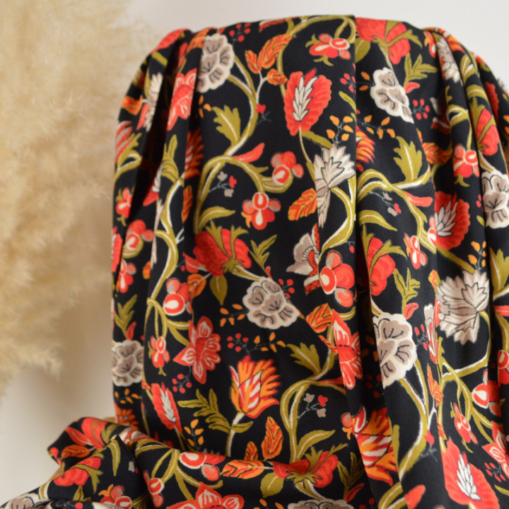 Tissu viscose stretch motif fleurs rouges fond noir