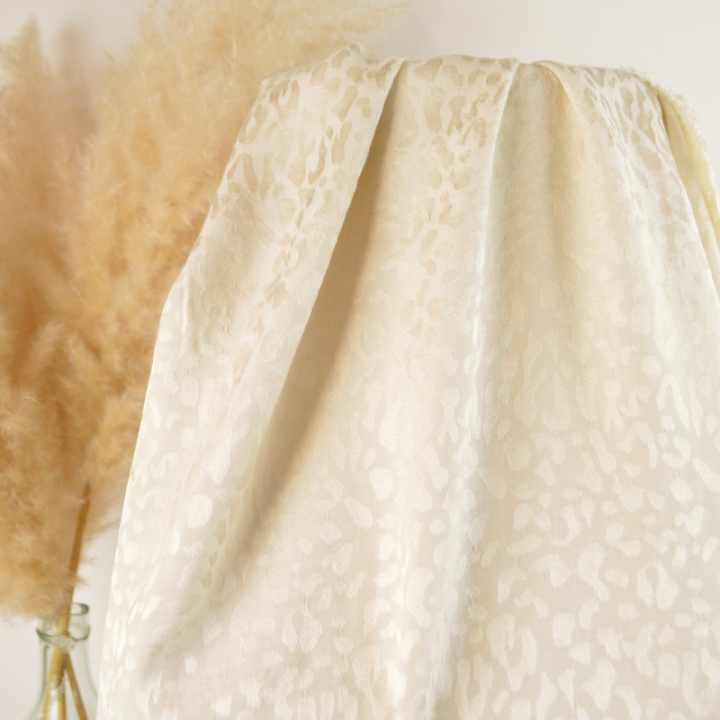 Tissu Viscose Jacquard Ecru Motif Léopard