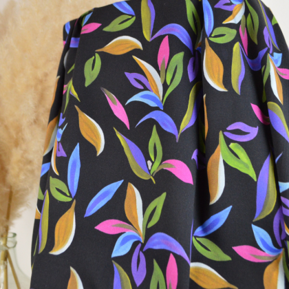 Tissu viscose stretch motif feuillage bleu vert fond noir