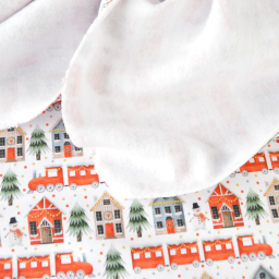 Tissu Sweat molleton de Noël motifs maisons et sapins rouge fond blanc