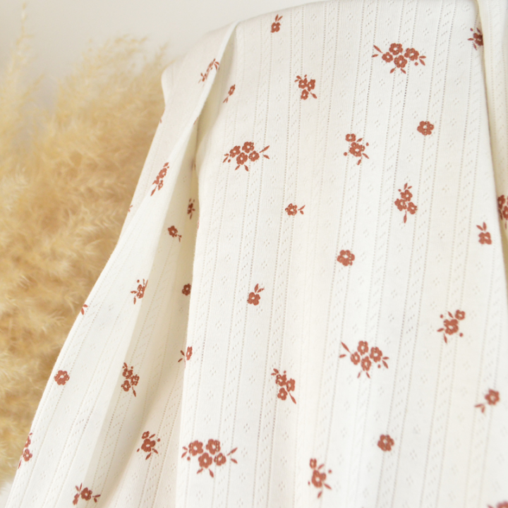 tissu maille pointelle coton motif petites fleurs terracotta fond écru – Made in Tissus