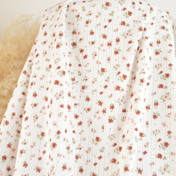 Tissu maille pointelle motif petites fleurs terracotta sur fond blanc cassé – Made in Tissus