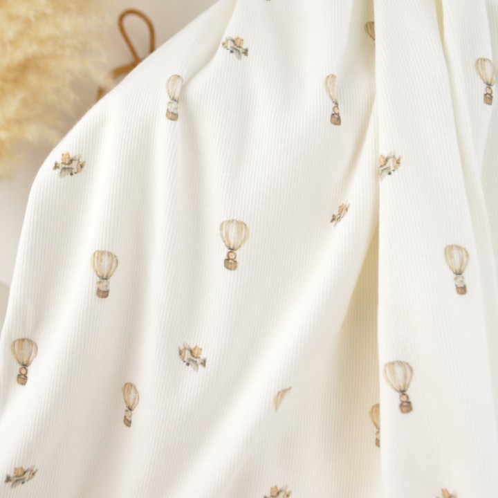 Tissu jersey côtelé fines côtes – Motif fleurs montgolfières fond blanc cassé
