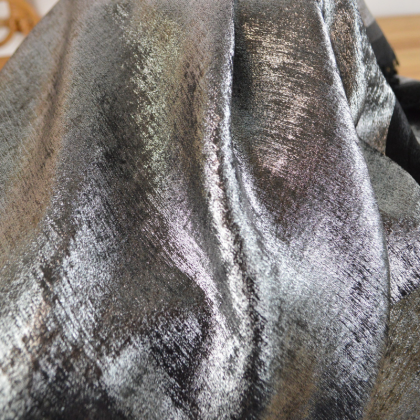 Tissu fluide Irisé - Argent et noir. idéal pour coudre une robe fluide ou un top pour les fêtes
