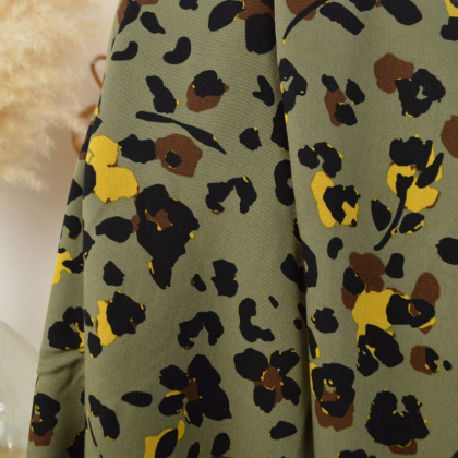 Tissu Twill de Viscose Motif Léopard fleuri – Fond Kaki