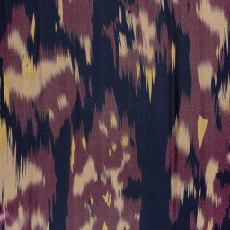 Tissu Satin motif style Ikat - Aubergine. idéal pour coudre une blouse ou un chemisier.