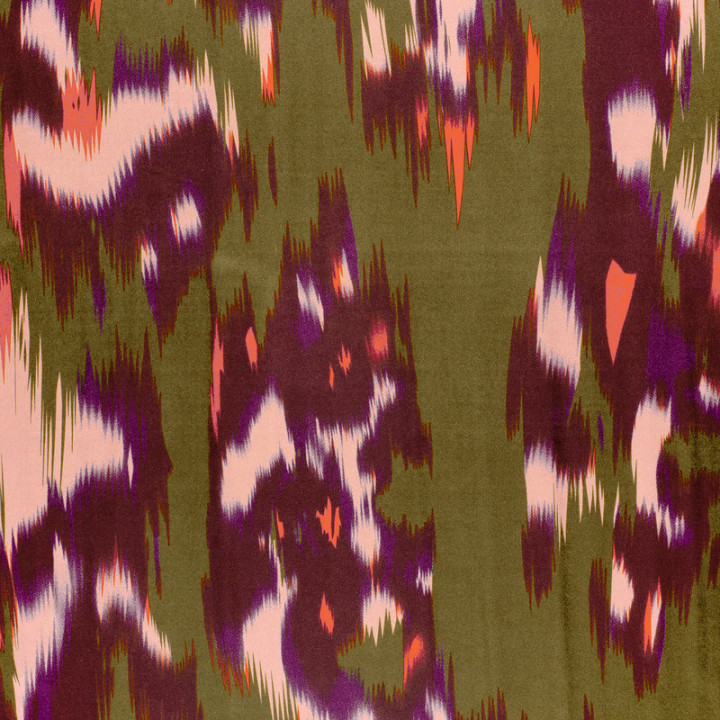 Tissu Satin motif style Ikat - Violet et vert. idéal pour coudre une blouse, un kimono ou une robe.