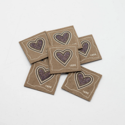 Étiquette tissée - Coeur et strass fond beige