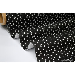 Tissu 100% coton dessin triangles noir.