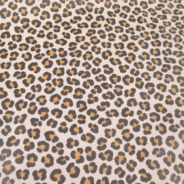 Tissu imperméable type ciré motif léopard fond écru