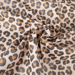 Tissu imperméable type ciré motif léopard fond écru