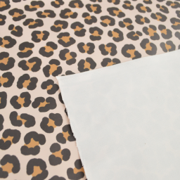 Tissu imperméable type ciré motif léopard fond écru