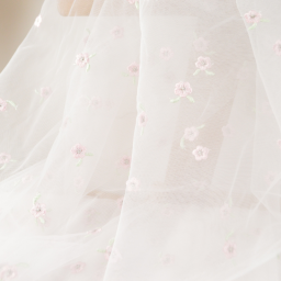 Tulle brodé blanc brodé de fleurs roses