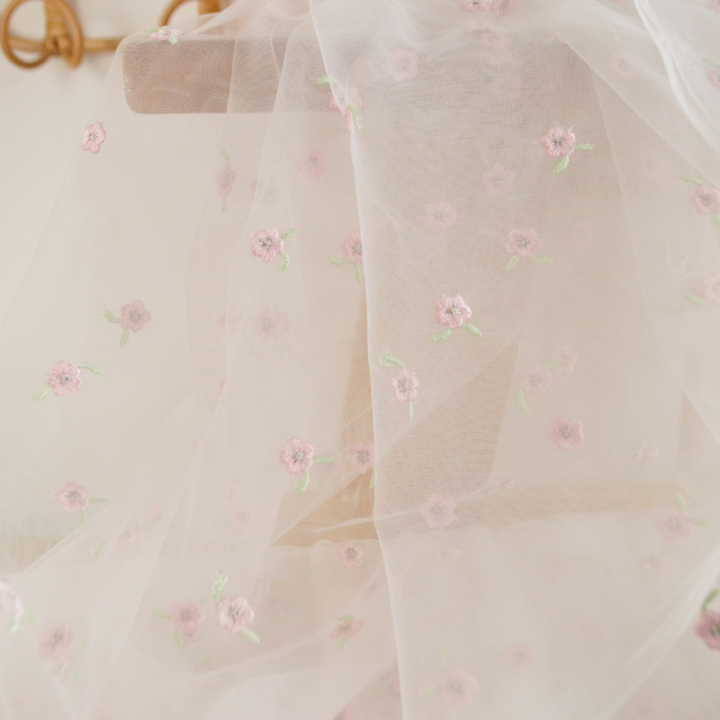 Tulle brodé blanc brodé de fleurs roses