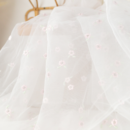 Tulle brodé blanc brodé de fleurs roses