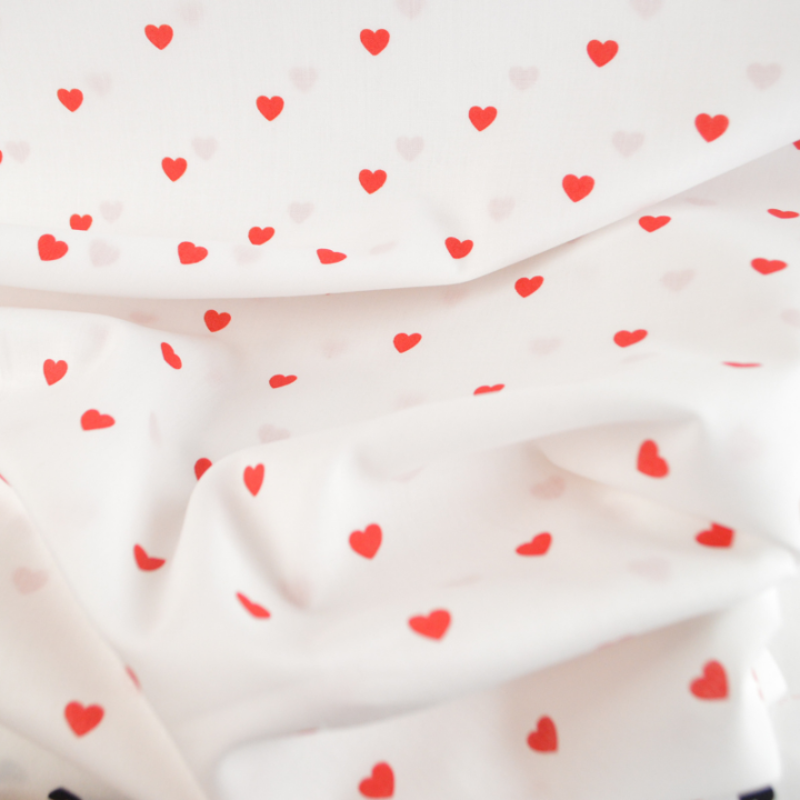 Tissu popeline de coton motif coeurs rouges fond blanc - OEKO TEX