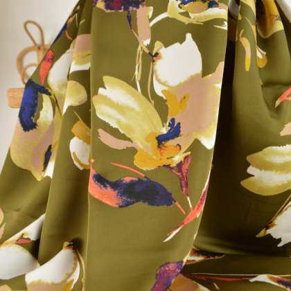 Tissu Satin duchesse motif fleurs beige fond vert