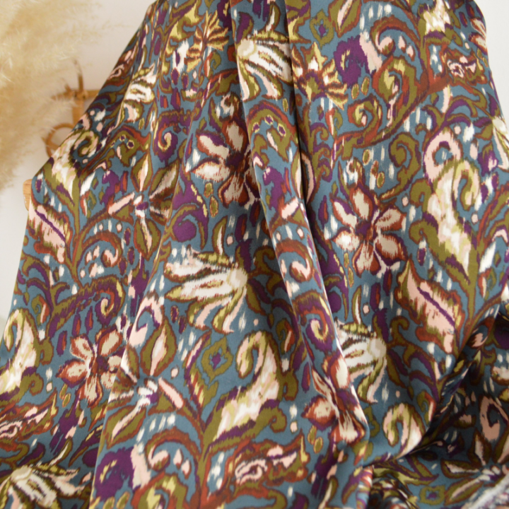 Satin Duchesse Imprimé – Motif Paisley & Fleurs sur Fond Bleu