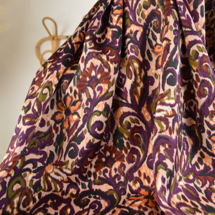 Satin Duchesse Imprimé – Motif Paisley & Fleurs sur Fond rose