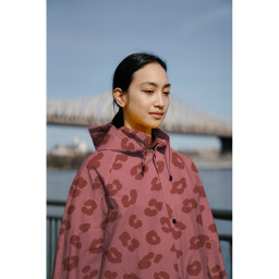 Tissu imperméable type ciré motif léopard fond Bordeaux