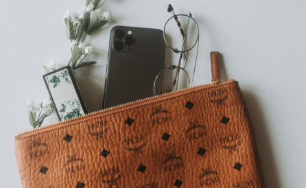 Tuto : confectionnez votre pochette en simili cuir sur mesure